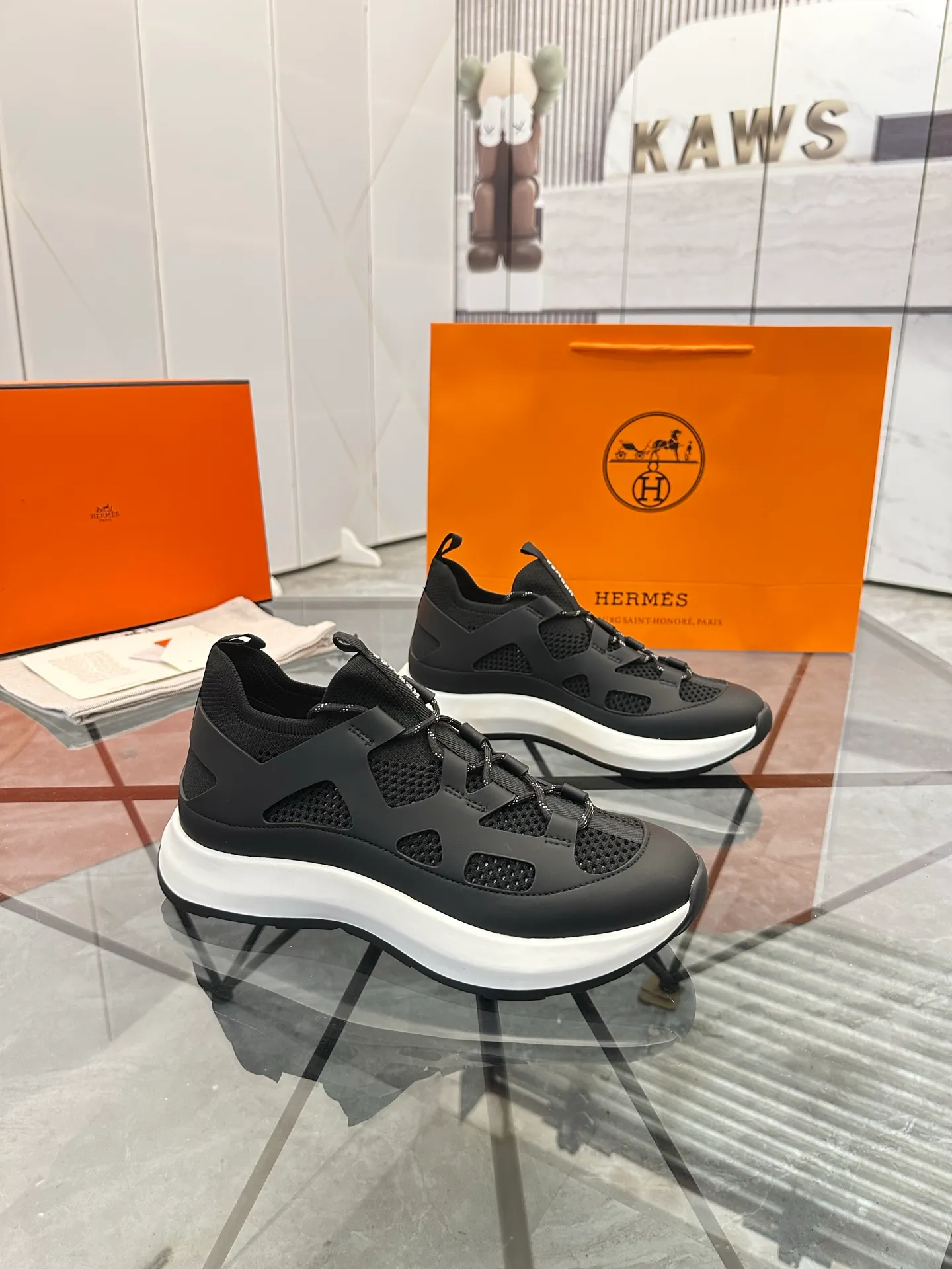 Men's shoes for sale 💰: 💰P660¥ High-end top quality Product trademark: Hermes *"Hermès*" low-top casual shoes Regular size: 38-45 (can be customized to 46) Product materials: upper imported first-layer cowhide stitched with original fabric, original rubber sheet, breathable lining, cowhide foot pads, original outsole. No.: 001